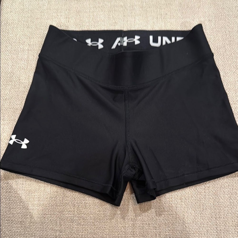Under Armour Women's Black 3" shorty Shorts - good condition Size M